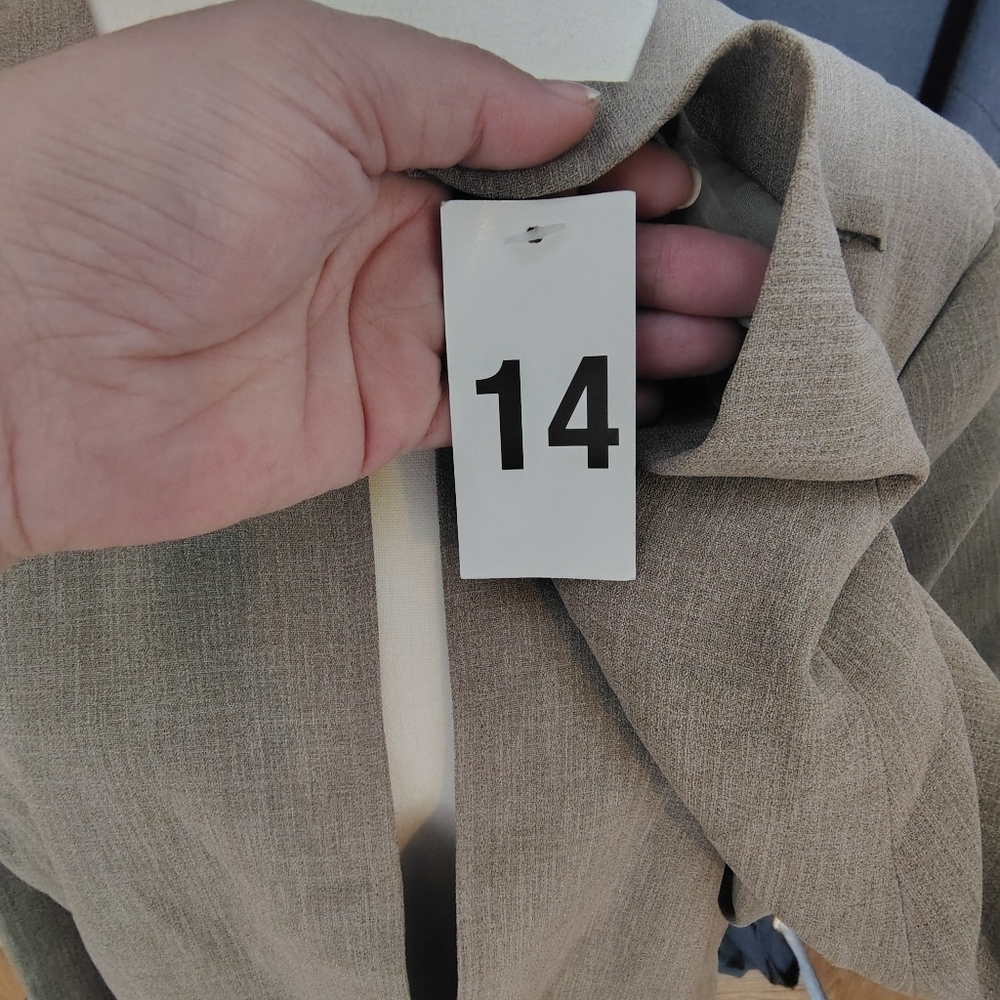 Cintas NWT Elegant Women's Taupe Blazer Size 14 - Picture 6 of 6